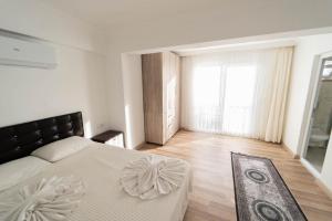 sypialnia z dużym łóżkiem i dużym oknem w obiekcie Villa Sena w mieście Dalyan +16 zdjęć