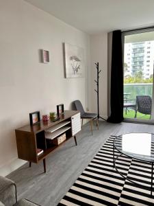 #310 Sunny Isles Ocean Reserve Parking include في صني آيلز بيتش: غرفة معيشة مع مكتب وكرسي +20 صورة