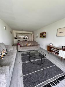 #310 Sunny Isles Ocean Reserve Parking include في صني آيلز بيتش: غرفة معيشة بها أريكة وطاولة