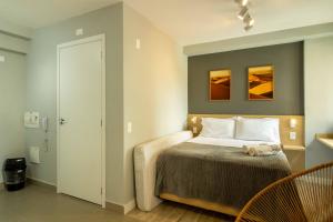 um quarto com uma cama em um quarto em Studio Novo perto do Allianz Parque em São Paulo