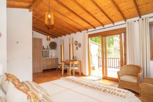 El PeñolにあるCasa Eve Clubのソファと椅子、キッチンのあるリビングルーム