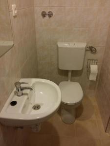 
A bathroom at M+D Hotel
