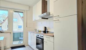 Una cocina o cocineta en 3 Zimmer I Küche I Balkon I WLAN I Parken I Seepark