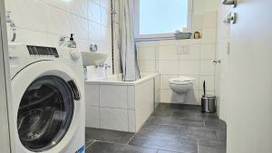 Un baño de 3 Zimmer I Küche I Balkon I WLAN I Parken I Seepark 2 fotos más