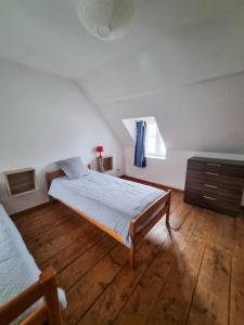 Ένα ή περισσότερα κρεβάτια σε δωμάτιο στο Duplex Quartier Historique Forteresse des Ducs de BOURBON