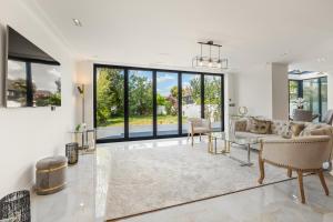 Et tv og/eller underholdning på New! Trendy 5BR with Garden and Parking near Wimbledon