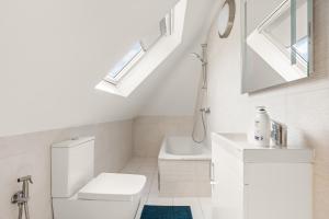 Et badeværelse på New! Trendy 5BR with Garden and Parking near Wimbledon + 30 billeder