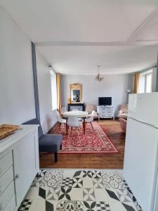 Μια τηλεόραση ή/και κέντρο ψυχαγωγίας στο Duplex Quartier Historique Forteresse des Ducs de BOURBON