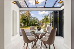 En terrasse eller udendørsområde på New! Trendy 5BR with Garden and Parking near Wimbledon