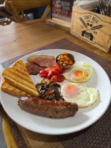 Grace Villas 25 في شرق لندن: طبق من طعام الإفطار مع نقانق البيض والخبز المحمص