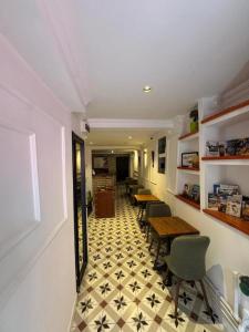 um corredor com mesas e cadeiras num quarto em Wostue boutique hotel em Istambul