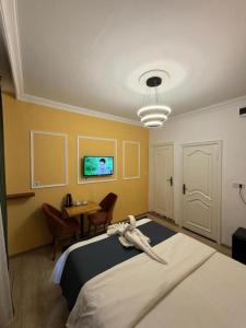 um quarto com uma cama, uma mesa e uma TV em Wostue boutique hotel em Istambul mais 1 fotografia