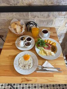 uma mesa de madeira com pratos de comida para o pequeno-almoço em Wostue boutique hotel em Istambul