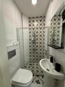 Et badeværelse på 24 Boutique Suites