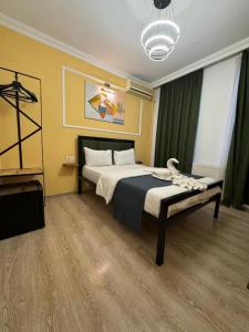 um quarto com uma cama grande em um quarto em Wostue boutique hotel em Istambul