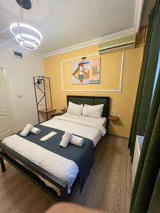 um quarto com uma cama grande com duas almofadas em Wostue boutique hotel em Istambul
