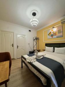 En eller flere senge i et værelse på 24 Boutique Suites