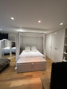 a bedroom with a bed with a canopy at Ensuite in London +3 photos