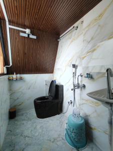 Ένα μπάνιο στο Sikhri Kaziranga Homestay