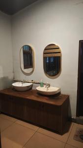 Hills & Chills في Māranhalli: حمام به مغسلتين ومرآتين