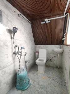 Ένα μπάνιο στο Sikhri Kaziranga Homestay +19 φωτογραφίες