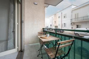 un balcone con tavolo e sedie su un balcone di Casa di Titina a Otranto a Otranto