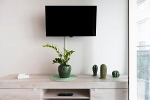 un soggiorno con TV su una parete bianca di Casa di Titina a Otranto a Otranto