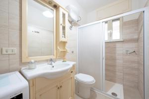 un bagno con lavandino, WC e doccia di Casa di Titina a Otranto a Otranto Altre 15 foto