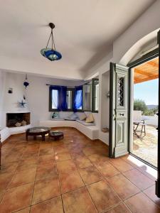 TV a/nebo společenská místnost v ubytování Niriedes Villas + 174 fotografií