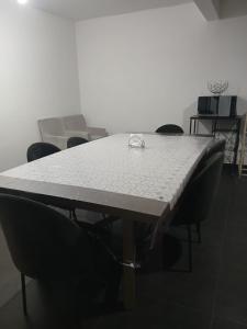 a white table with chairs around it with a plate on it at casa ex hacienda casasano in Cuautla Morelos +8 photos