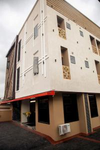 a building with airusirusirusirusirusirusirusirusirusirusirusirus at Kaashmeen Hotel & Suite in Lagos