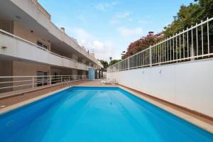 ein Swimmingpool mitten in einem Gebäude in der Unterkunft 1G Apt Rosmaninho in Santa Luzia