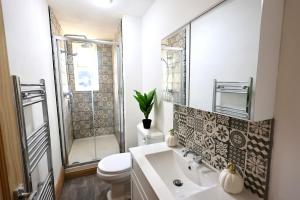 ein Badezimmer mit Waschbecken, Toilette und Spiegel in der Unterkunft Nursery House Retreat in Heptonstall + 41 Fotos