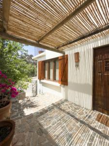 a pergola on the side of a house at Casapueblo Rent Cachagua CP 29 in Cachagua