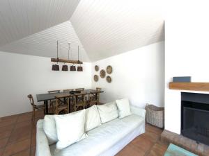 a living room with a white couch and a table at Casapueblo Rent Cachagua CP 29 in Cachagua