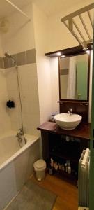 a bathroom with a sink and a tub and a toilet at Vue panoramique - Confortable - Piscine - Randonnées - Skis in Font Romeu Odeillo Via