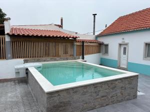 une piscine dans l'arrière-cour d'une maison dans l'établissement Casa das Orquídeas Meco, à Sesimbra