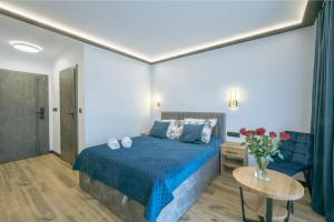 Postel nebo postele na pokoji v ubytování SkyHel Apartament