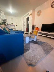 Μια τηλεόραση ή/και κέντρο ψυχαγωγίας στο Superbe Appartement Proche Paris +4 φωτογραφίες