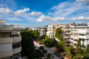 Sea and City Voula Suite by First Class Properties في أثينا: اطلالة جوية على مدينة بها مباني شقق +16 صورة