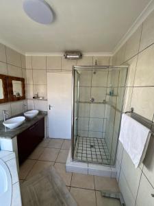 een badkamer met een douche en een wastafel bij Holiday Home in Cape Town +5 foto's