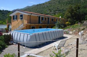 Hồ bơi trong/gần Agriturismo Tendapiccola Ceriale