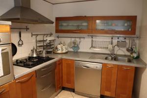 una cocina con fregadero y estufa horno superior en House located in the heart of Abriola, en Abriola 20 fotos más