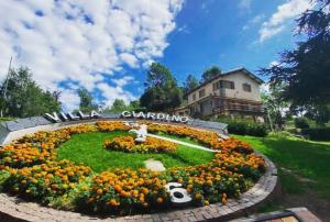 a large flower clock in front of a building at Cabaña Avivando mi llama in Villa Giardino