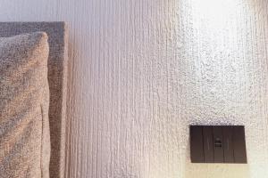 a wall with a metal vent in the corner of a room at Sardinian Days - Suites & Rooms in Cagliari +31 photos