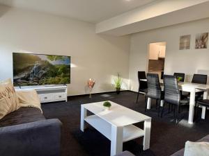 a living room with a couch and a table at Monteurwohnung Peenstuuv in Demmin