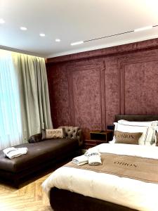 Orion Palace Boutique Hotel في دوريس: غرفة فندقية تحتوي على سريرين وأريكة