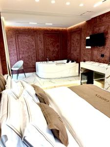 Телевизор и/или развлекательный центр в Orion Palace Boutique Hotel