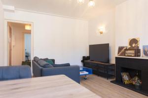 a living room with a couch and a television at Urban Nest Vitré in Vitré