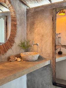a bathroom with a bowl sink and a mirror at Kokar Casa Hotel SANTO ANDRÉ in Santo André +92 photos